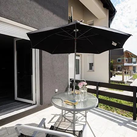 Koezponti, Jol Felszerelt Apartman Terasszal Apartmán *